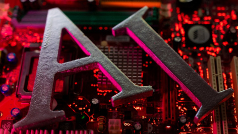 Una ilustración muestra las letras AI, que acortan el término inteligencia artificial, sobre la placa base de un ordenador, a 23 de junio de 2023 Una ilustración muestra las letras AI, que acortan el término inteligencia artificial, sobre la placa base de un ordenador, a 23 de junio de 2023