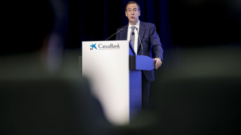 El consejero delegado de Caixabank, Gonzalo Gortázar, se dirige a los asistentes a la junta de accionistas del banco, en Valencia. EFE/Ana Escobar El consejero delegado de Caixabank, Gonzalo Gortázar, se dirige a los asistentes a la junta de accionistas del banco, en Valencia. EFE/Ana Escobar