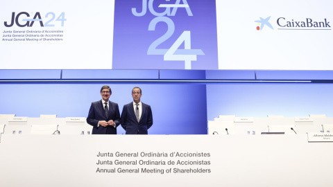 El presidente de Caixabank, José Ignacio Goirigolzarri (izqda), y el consejero delegado del banco, Gonzalo Gortázar, momentos antes del comienzo de la junta de accionistas de la entidad, en Valencia. EFE/Ana Escobar El presidente de Caixabank, José Ignacio Goirigolzarri (izqda), y el consejero delegado del banco, Gonzalo Gortázar, momentos antes del comienzo de la junta de accionistas de la entidad, en Valencia. EFE/Ana Escobar