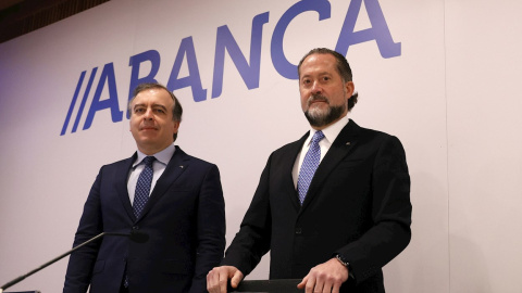 El presidente de Abanca, Juan Carlos Escotet (d) y el consejero delegado, Francisco Botas (i), en la presentación de los resultados de la entidad, en Santiago de Compostela. EFE/Lavandeira jr El presidente de Abanca, Juan Carlos Escotet (d) y el consejero delegado, Francisco Botas (i), en la presentación de los resultados de la entidad, en Santiago de Compostela. EFE/Lavandeira jr
