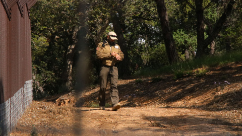 Un dels gaurdes de seguretat de Can Juncadella de Lloret, caminant pel GR a l'interior de la finca Un dels gaurdes de seguretat de Can Juncadella de Lloret, caminant pel GR a l'interior de la finca