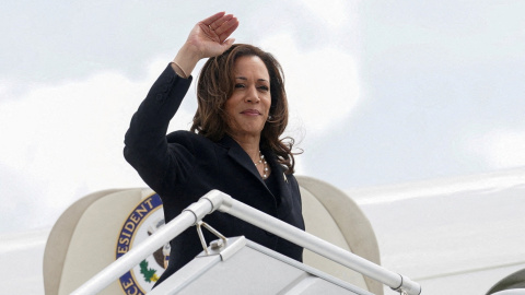 La vicepresidenta de EEUU, Kamala Harris, embarca en el Air Force Two para volar a Washington desde el George Bush Intercontinental Airport en Houston (Texas). REUTERS/Kevin Lamarque La vicepresidenta de EEUU, Kamala Harris, embarca en el Air Force Two para volar a Washington desde el George Bush Intercontinental Airport en Houston (Texas). REUTERS/Kevin Lamarque