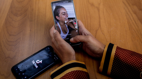Foto de archivo de una persona mirando la red musical Tik Tok, en Madrid (España), a 22 de septiembre de 2020. Foto de archivo de una persona mirando la red musical Tik Tok, en Madrid (España), a 22 de septiembre de 2020.
