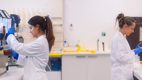 Dues investigadores en un laboratori el 15 de desembre del 2021. Dues investigadores en un laboratori el 15 de desembre del 2021.