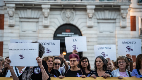 Decenas de personas durante una concentración contra la violencia machista convocada por el Foro de Madrid Contra la Violencia hacia las Mujeres, en la Puerta del Sol, a 25 de septiembre de 2023, en Madrid (España). Decenas de personas durante una concentración contra la violencia machista convocada por el Foro de Madrid Contra la Violencia hacia las Mujeres, en la Puerta del Sol, a 25 de septiembre de 2023, en Madrid (España).