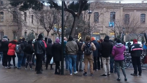 09/02/2023. Manifestantes frente a la fachada del CSC Luis Buñuel, a 8 de febrero de 2023. 09/02/2023. Manifestantes frente a la fachada del CSC Luis Buñuel, a 8 de febrero de 2023.