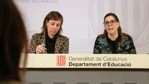 Núria Mora, secretària de Transformació Educativa, i Patrícia Gomà, secretaria general d'Educació, en la roda de premsa d'aquest dijous Núria Mora, secretària de Transformació Educativa, i Patrícia Gomà, secretaria general d'Educació, en la roda de premsa d'aquest dijous