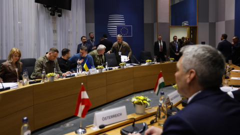 Al fondo, el presidente ucraniano, Volodimir Zelenski, y de espaldas en primer plano el canciller austriaco, uno de los más duros en su discurso contra la inmigración en la cumbre extraordinaria de la UE en Bruselas este 9 de febrero de 2023. Al fondo, el presidente ucraniano, Volodimir Zelenski, y de espaldas en primer plano el canciller austriaco, uno de los más duros en su discurso contra la inmigración en la cumbre extraordinaria de la UE en Bruselas este 9 de febrero de 2023.