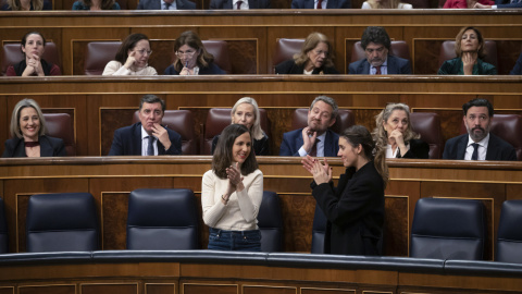 09/02/2023.- Las ministras de Derechos Sociales, Ione Belarra (c), y de Igualdad, Irene Montero (d), aplauden tras aprobarse el proyecto de ley de bienestar animal. Fernando Villar, EFE 09/02/2023.- Las ministras de Derechos Sociales, Ione Belarra (c), y de Igualdad, Irene Montero (d), aplauden tras aprobarse el proyecto de ley de bienestar animal. Fernando Villar, EFE