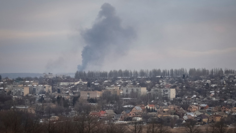 Una columna de humo tras un bombardeo ruso en la ciudad de Bakhmut, en la región de Donetsk este 10 de febrero de 2023. Una columna de humo tras un bombardeo ruso en la ciudad de Bakhmut, en la región de Donetsk este 10 de febrero de 2023.
