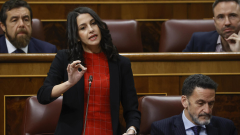 La líder de Ciudadanos, Inés Arrimadas, interviene durante la sesión de control al Gobierno del pasado miércoles en el Congreso. A su lado, Edmundo Bal La líder de Ciudadanos, Inés Arrimadas, interviene durante la sesión de control al Gobierno del pasado miércoles en el Congreso. A su lado, Edmundo Bal