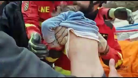 Efectivos de la UME en Turquía rescatan con vida a dos niños y a su madre Efectivos de la UME en Turquía rescatan con vida a dos niños y a su madre