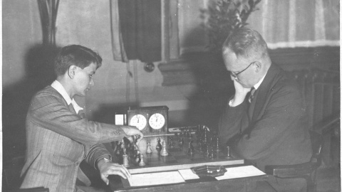 Sonja Graf (izquierda) juega en el Club Utrecht contra el campeón local, 3 de octubre de 1936. Sonja Graf (izquierda) juega en el Club Utrecht contra el campeón local, 3 de octubre de 1936.