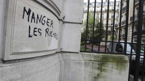 Imagen de archivo de una pintada en Montparnasse, París, en la que se puede leer el lema 'Cómete al rico'. Imagen de archivo de una pintada en Montparnasse, París, en la que se puede leer el lema 'Cómete al rico'.