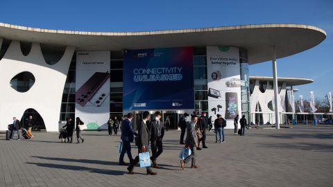 Visitantes abandonan la Fira en la clausura del Mobile World Congress 2022, en la Fira de Barcelona, a 3 de marzo de 2022, en L'Hospitalet de Llobregat, Barcelona, Catalunya (España). Visitantes abandonan la Fira en la clausura del Mobile World Congress 2022, en la Fira de Barcelona, a 3 de marzo de 2022, en L'Hospitalet de Llobregat, Barcelona, Catalunya (España).