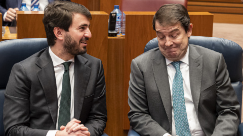 Juan García-Gallardo y Alfonso Fernández Mañueco, durante la sesión de la votación de las enmiendas del PSOE a la Ley de medidas, en la sede de Las Cortes, a 23 de diciembre de 2022, en Valladolid. Juan García-Gallardo y Alfonso Fernández Mañueco, durante la sesión de la votación de las enmiendas del PSOE a la Ley de medidas, en la sede de Las Cortes, a 23 de diciembre de 2022, en Valladolid.