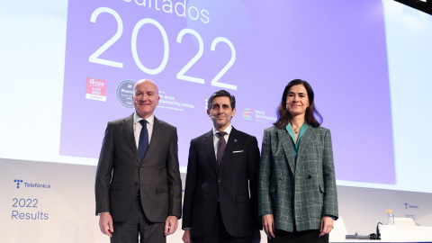 El presidente de Telefónica, José María Alvarez-Pallete (c), posa junto al consejero delegado, Ángel Vilá (i), y a la directora general de Finanzas y Control y responsable de Latinoamérica, Laura Abasolo, durante la presentación de resultados anual