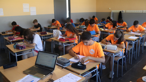Alumnes de la classe de 4t d’ESO de l’Institut Carles Rahola de Girona estudiant en els primers dies de curs. Alumnes de la classe de 4t d’ESO de l’Institut Carles Rahola de Girona estudiant en els primers dies de curs.
