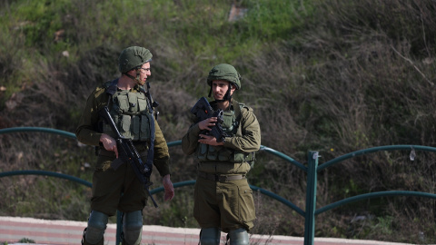 26/02/2023. Dos militares israelís, en Kfar Tapuach (Cisjordonia), a 26 de febrero de 2023. 26/02/2023. Dos militares israelís, en Kfar Tapuach (Cisjordonia), a 26 de febrero de 2023.