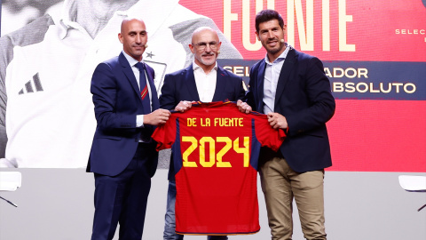 El expresidente de la RFEF Luis Rubiales, el seleccionador español, Luis de la Fuente, y el director de la selección masculina, Albert Luque, durante un acto en Madrid, a 12 de diciembre de 2022. El expresidente de la RFEF Luis Rubiales, el seleccionador español, Luis de la Fuente, y el director de la selección masculina, Albert Luque, durante un acto en Madrid, a 12 de diciembre de 2022.