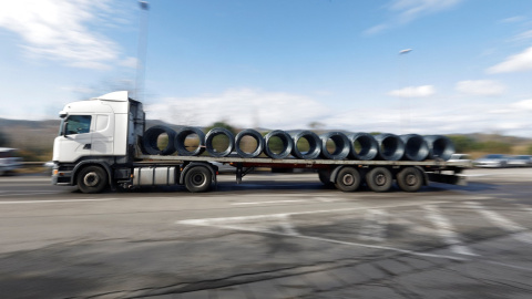 Un camion que transporta bobinas de acero abandona la planta de la siderúrgica Celsa en Castellbisbal, cerca de Barcelona. REUTERS/Albert Gea
