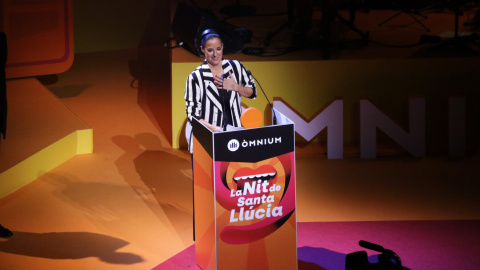 La periodista i escriptora durant La Nit de Santa Llúcia en què va rebre el Premi Sant Jordi de novel·la. La periodista i escriptora durant La Nit de Santa Llúcia en què va rebre el Premi Sant Jordi de novel·la.