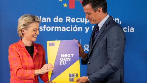 El presidente del Gobierno, Pedro Sánchez (d), y kla presidenta de la Comisión Europea, Ursula von der Leyen, en la presentacion del Plan de Resiliencia español, para poder acceder a los fondos de recuperación de la UE. AFP/Bernat Armangue/Pool