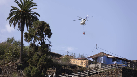 06/10/2023 - Imagen de un helicóptero cargando agua para refrescar la zona del incendio forestal de Tenerife en Santa Úrsula a día 6 de octubre. 06/10/2023 - Imagen de un helicóptero cargando agua para refrescar la zona del incendio forestal de Tenerife en Santa Úrsula a día 6 de octubre.