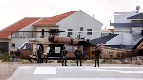 Soldados de Israel cerca de un helicóptero militar en un hospital tras el ataque de Hamás el pasado 7 de octubre. Soldados de Israel cerca de un helicóptero militar en un hospital tras el ataque de Hamás el pasado 7 de octubre.