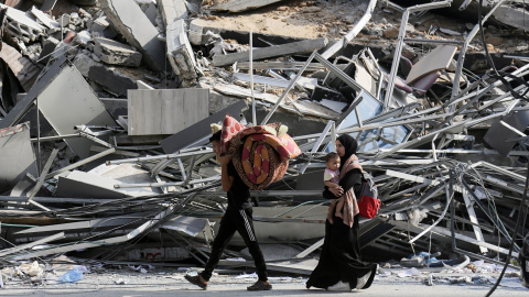 Una familia gazatí huye de la zona norte de la Franja de Gaza con las pocas pertenencias que pueden llevar. Una familia gazatí huye de la zona norte de la Franja de Gaza con las pocas pertenencias que pueden llevar.