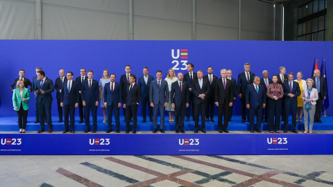 El presidente del Gobierno en funciones, Pedro Sánchez, preside la foto de familia con los Jefes de Estados o de Gobierno de la Unión Europea que asisten al Consejo Europeo informal del 6 de octubre del 2023 en Granada El presidente del Gobierno en funciones, Pedro Sánchez, preside la foto de familia con los Jefes de Estados o de Gobierno de la Unión Europea que asisten al Consejo Europeo informal del 6 de octubre del 2023 en Granada