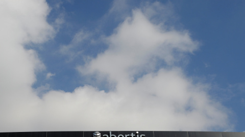 Cartel distintivo de la empresa Abertis en su oficina de Barcelona. / Reuters Cartel distintivo de la empresa Abertis en su oficina de Barcelona. / Reuters