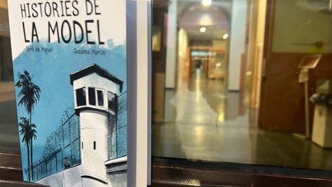 27/02/2023 - El llibre 'Històries de la Model', amb un passadís de la presó al fons.