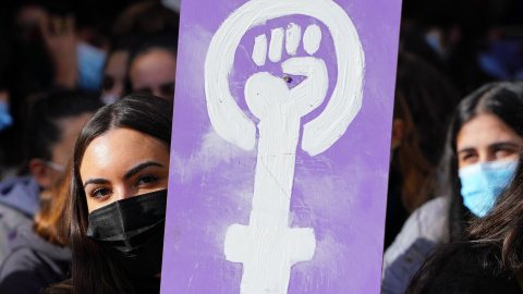 25/11/2021 Una alumna de la Universidad de Santiago con un cartel feminista durante una sentada feminista 25/11/2021 Una alumna de la Universidad de Santiago con un cartel feminista durante una sentada feminista