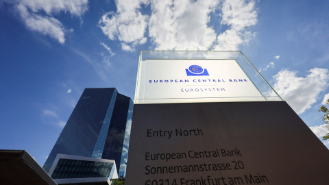 Logo del BCE a la entrada de su sede con el cartel con su dirección en Fráncfort. REUTERS/Wolfgang Rattay Logo del BCE a la entrada de su sede con el cartel con su dirección en Fráncfort. REUTERS/Wolfgang Rattay
