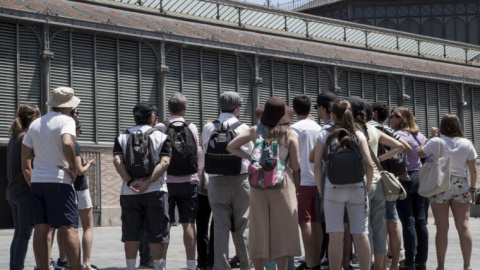 Un grupo de turistas en la icónica plaça Sant Felip Neri de Barcelona. Un grupo de turistas en la icónica plaça Sant Felip Neri de Barcelona.