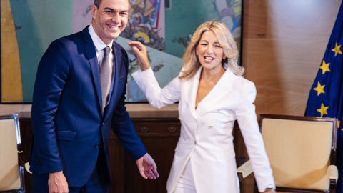 El secretario general del PSOE y presidente del Gobierno en funciones, Pedro Sánchez, y la ministra de Trabajo y Economía Social en funciones, Yolanda Díaz, se saludan a su llegada para reunirse en el Congreso de los Diputados El secretario general del PSOE y presidente del Gobierno en funciones, Pedro Sánchez, y la ministra de Trabajo y Economía Social en funciones, Yolanda Díaz, se saludan a su llegada para reunirse en el Congreso de los Diputados