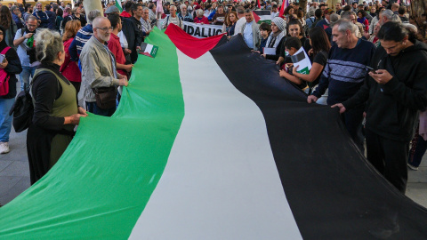 Imágenes de los manifestantes contra los bombardeos en Gaza, a 23 de octubre de 2023 en Sevilla Imágenes de los manifestantes contra los bombardeos en Gaza, a 23 de octubre de 2023 en Sevilla