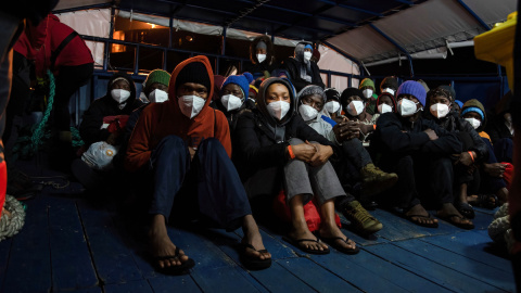 Un grupo de inmigrantes espera en la popa del buque vasco Aita Mari a que las autoridades italianas aprueben su desembarco en el puerto de Ortona, a 25 de febrero de 2023, Italia. Un grupo de inmigrantes espera en la popa del buque vasco Aita Mari a que las autoridades italianas aprueben su desembarco en el puerto de Ortona, a 25 de febrero de 2023, Italia.