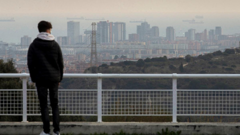Un ciudadano observa Barcelona durante un episodio de alta contaminación. EFE/ Enric Fontcuberta Un ciudadano observa Barcelona durante un episodio de alta contaminación. EFE/ Enric Fontcuberta