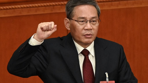 El recién electo primer ministro de China, Li Qiang, jurando después de su elección durante la cuarta sesión plenaria de la Asamblea Popular Nacional (APN). El recién electo primer ministro de China, Li Qiang, jurando después de su elección durante la cuarta sesión plenaria de la Asamblea Popular Nacional (APN).