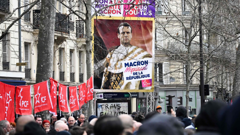 12/03/2023. Manifestantes en París protestan contra el Gobierno de Macron, a 11 de marzo de 2023. 12/03/2023. Manifestantes en París protestan contra el Gobierno de Macron, a 11 de marzo de 2023.