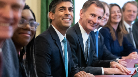 El primer ministro británico, Rishi Sunak, junto a Jeremy Hunt, ministro de Economía, en una reunión del Ejecutivo del Reino Unido. El primer ministro británico, Rishi Sunak, junto a Jeremy Hunt, ministro de Economía, en una reunión del Ejecutivo del Reino Unido.