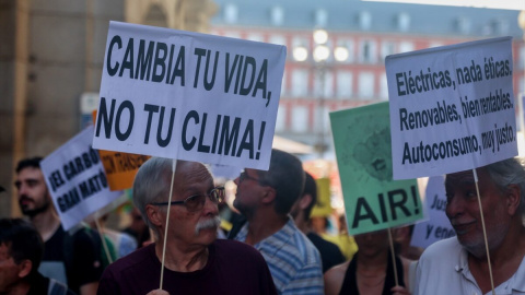 Decenas de activistas protestan en una manifestación por la descarbonización en la Plaza Mayor, a 15 de septiembre de 2023, en Madrid (España). Ricardo Rubio / Europa Press Decenas de activistas protestan en una manifestación por la descarbonización en la Plaza Mayor, a 15 de septiembre de 2023, en Madrid (España). Ricardo Rubio / Europa Press