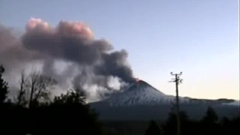 La entrada en erupción del volcán Llaima provoca cientos de evacuados en Chile La entrada en erupción del volcán Llaima provoca cientos de evacuados en Chile