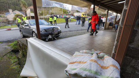 Vista del lugar en el que el conductor de un turismo ha atropellado este viernes a cuatro personas que estaban sentadas en la terraza de un establecimiento en Vilaboa (Pontevedra) Vista del lugar en el que el conductor de un turismo ha atropellado este viernes a cuatro personas que estaban sentadas en la terraza de un establecimiento en Vilaboa (Pontevedra)