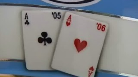 Fernando Alonso incorpora dos ases en su casco Fernando Alonso incorpora dos ases en su casco