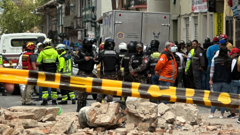Personas observan los daños ocasionados por el sismo de magnitud 6,5 en la escala abierta de Richter, en la ciudad de Cuenca (Ecuador). Personas observan los daños ocasionados por el sismo de magnitud 6,5 en la escala abierta de Richter, en la ciudad de Cuenca (Ecuador).