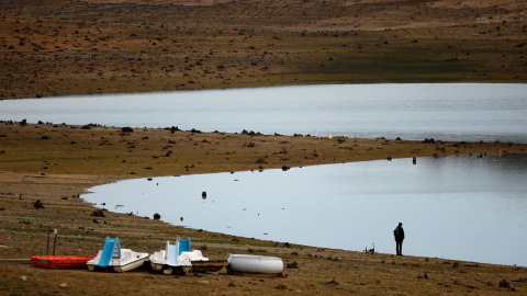Imagen del Lago de Montbel, en los Pirineos franceses, casi sin agua por la sequía invernal que amenaza a la zona, en marzo de 2023. Imagen del Lago de Montbel, en los Pirineos franceses, casi sin agua por la sequía invernal que amenaza a la zona, en marzo de 2023.