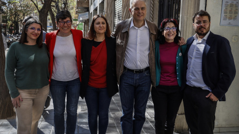 Los integrantes de la candidatura Unides Podem-Esquerra Unida posan tras una rueda de prensa, en la Societat Coral El Micalet, a 5 de abril de 2023. Los integrantes de la candidatura Unides Podem-Esquerra Unida posan tras una rueda de prensa, en la Societat Coral El Micalet, a 5 de abril de 2023.